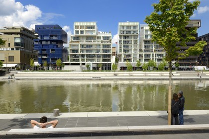 France, Rhône (69), Lyon, nouveau quartier de La Confluence au sud de la Presqu'île, immeubles d'habitation quai Arlès Dufour devant la place nautique