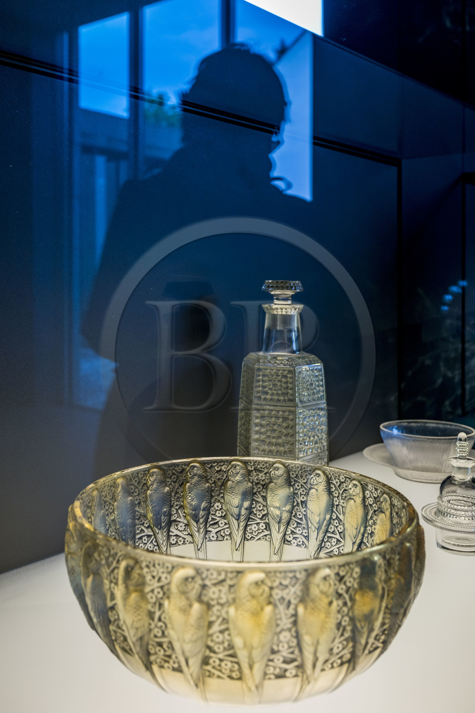 France, Bas-Rhin (67), Wingen-sur-Moder, le musée Lalique, coupe Perruches en verre opalescent moulé-pressé patiné vert créée par René Lalique en 1931