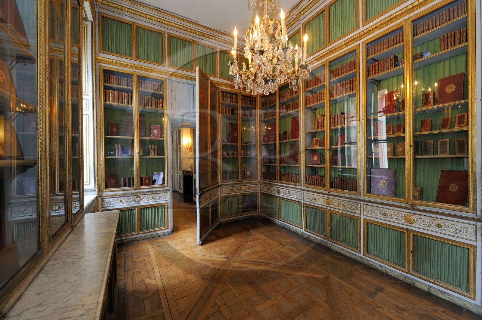 France, Yvelines (78), château de Versailles, classé Patrimoine Mondial de l'UNESCO, cabinets intérieurs de la Reine, la bibliothèque de Marie-Antoinette