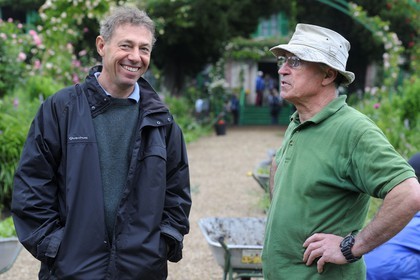 France, Eure (27), Giverny, le jardin de Claude Monet, les deux jardiniers en chef l'ancien Gilbert Vahé à droite et le nouveau James Priest à gauche