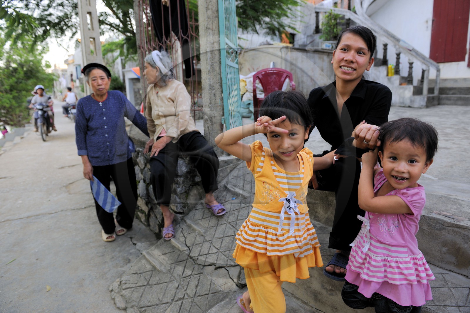 Vietnam, province de Ninh Binh, village insulaire de Kenh Ga, trois générations de femmes