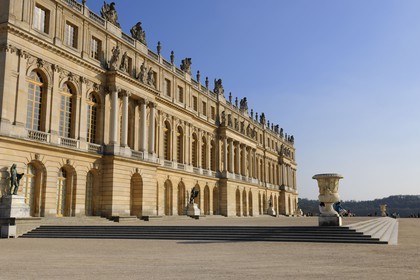 France, Yvelines (78), parc du château de Versailles, classé Patrimoine Mondial de l'UNESCO, la Galerie des Glaces de l'extérieur
