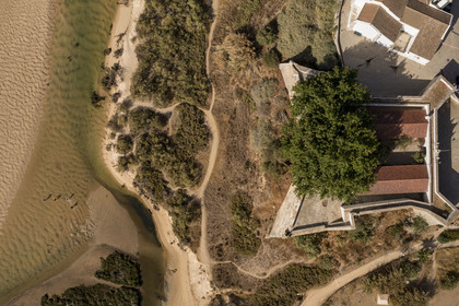 Portugal, Algarve, Parc Naturel de la Ria Formosa, Tavira, forteresse du village de Cacela Velha et la plage (vue aérienne)