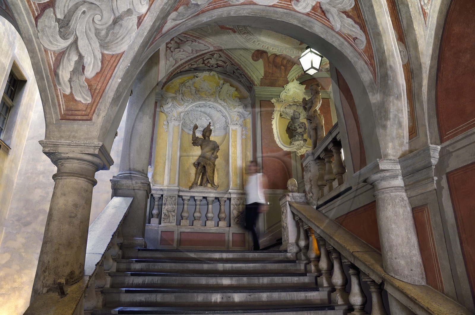 France, Alpes-Maritimes (06), Nice, quartier du Vieux Nice, Palais Lascaris du milieu XVIIe siècle, escalier monumental orné de fresques et dominé par la statue de Mars