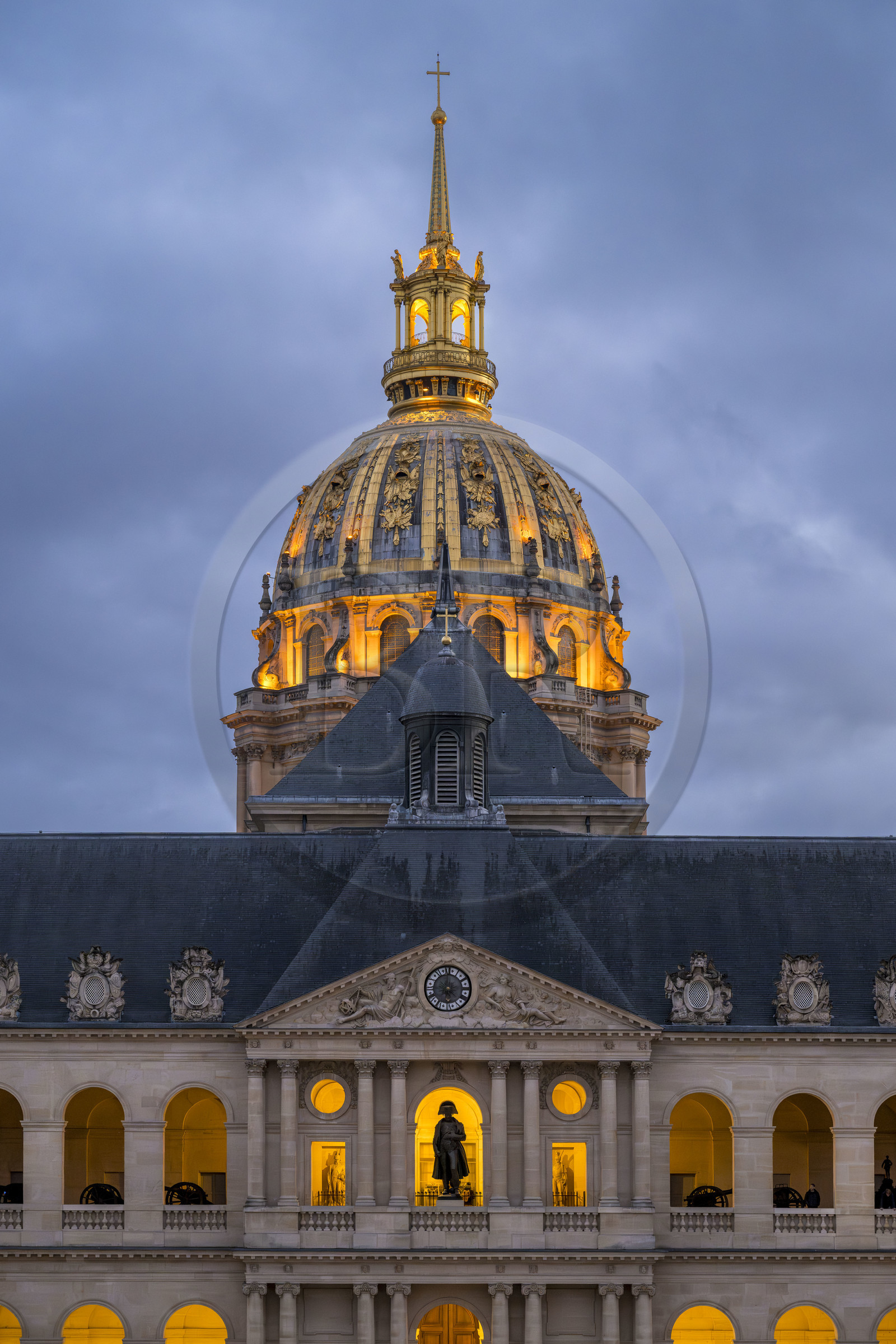 France, Paris (75), Hotel des Invalides, Musée de l'Armée, la cour d'Honneur et le dôme de la cathédrale Saint-Louis-des-Invalides en arrière plan, statue de Napoléon Ier en petit caporal de Charles Émile Seurre