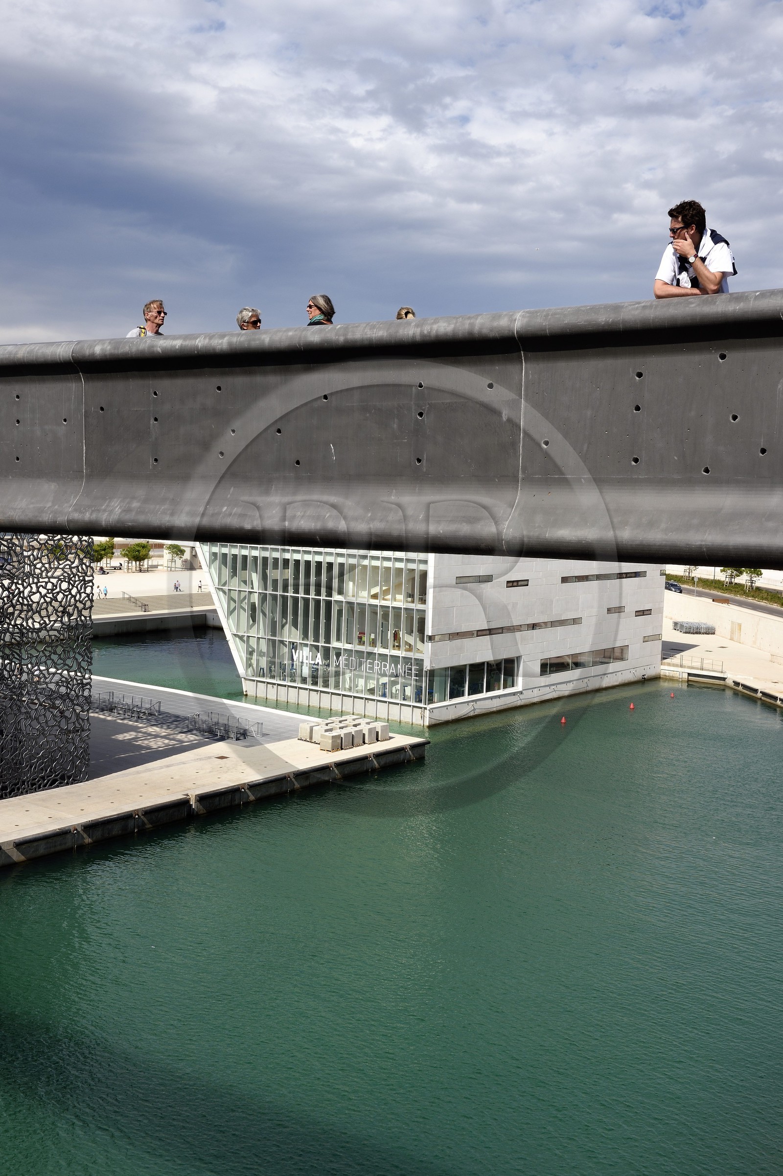 France, Bouches-du-Rhône (13), Marseille, passerelle du MuCEM (Musée des civilisations de l'Europe et de la Méditerranée) par les architectes Rudy Ricciotti et R. Carta et La Villa Méditerranée de l'architecte Stefano Boeri en arrière plan