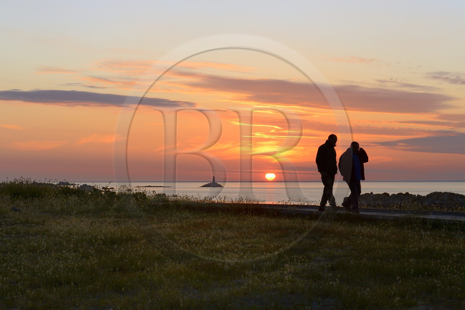 France, Finistère (29), La Foret Fouesnant, archipel des Glénan, Ile Saint-Nicolas, coucher de soleil sur la côte ouest et l'ancien phare du Huic aujourd'hui abandonné