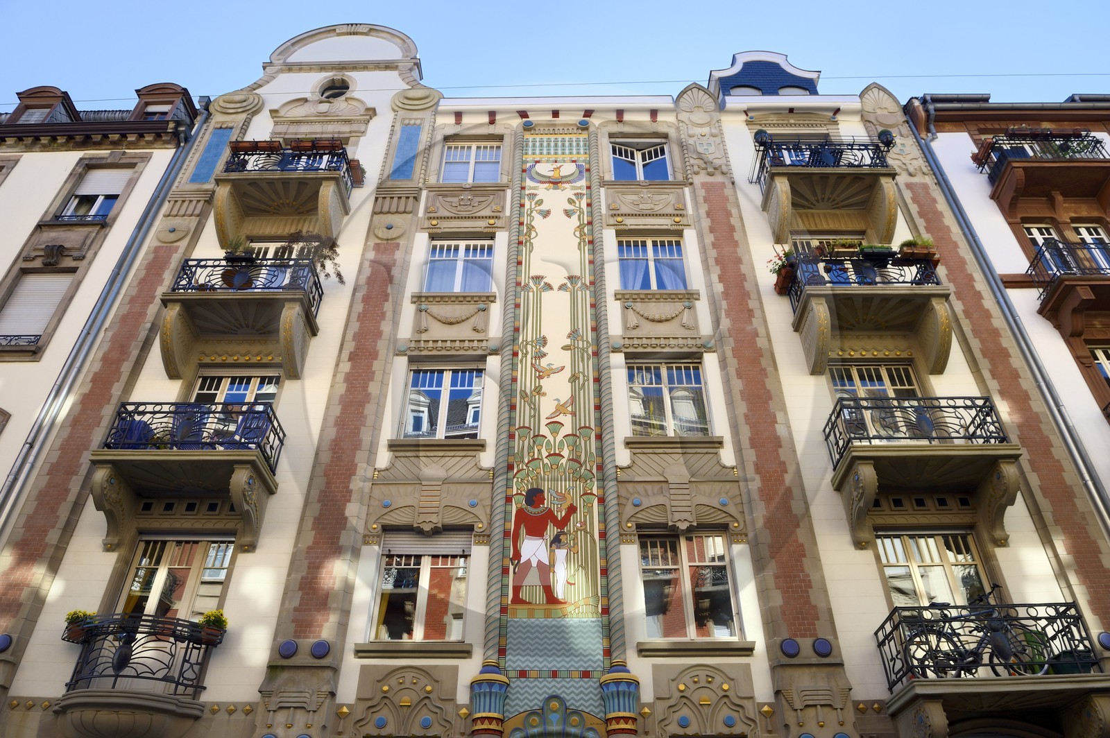 France, Bas-Rhin (67), Strasbourg, quartier de la Neustadt datant de la periode allemande, immeuble Art nouveau et orientaliste dit Maison égyptienne au 10 rue du Général Rapp de l'architecte Scheyder et fresque polychrome aux figures égyptiennes et décor végétal de l'artiste Zilly (1905-1906)