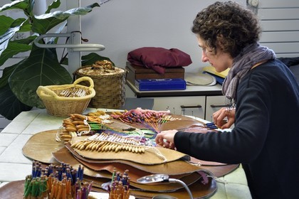 France, Haute-Loire (43), Le Puy-en-Velay, Atelier conservatoire national de la dentelle du Puy, dentelle au fuseau sur des créations d’artistes commandées par le département du mobilier national,  dentellière sur un carreau traditionnel