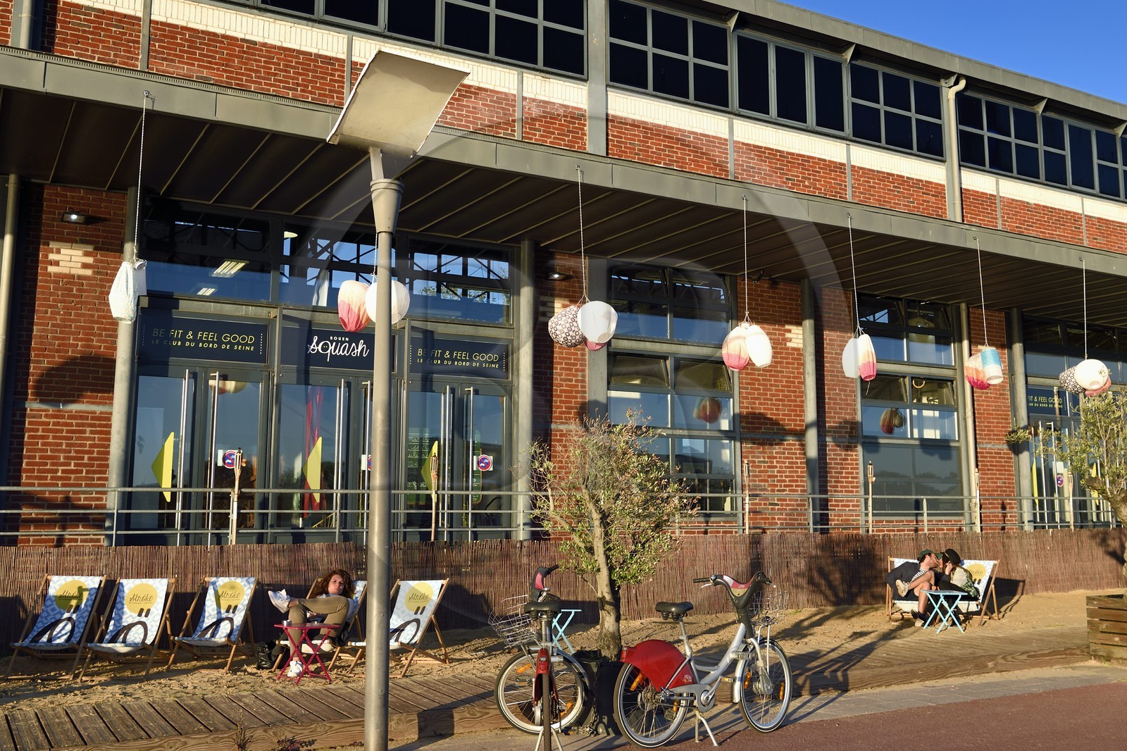 France, Seine-Maritime (76), Rouen, terrasse du restaurant Stroke sur une plage de sable artificielle et velos Cy'clic