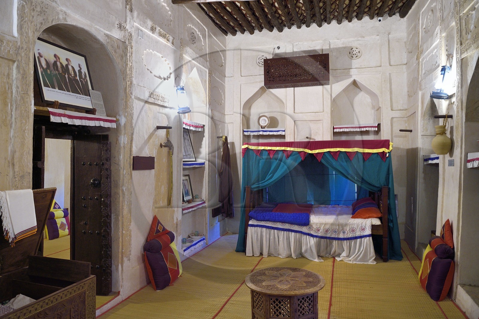 Sultanat d'Oman, gouvernorat de Al-Batina, Afi, Al Ghasham Museum House, une maison fortifiée en briques crues qui a accueilli la royauté à deux reprises au cours de ses 200 ans d'histoire, une chambre à coucher de maitre