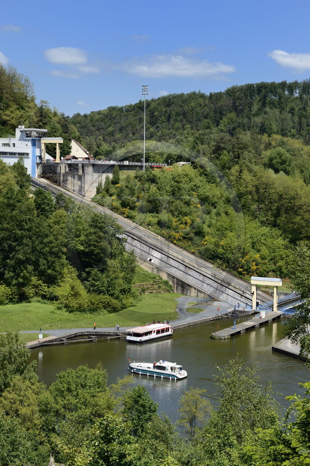 France, Moselle (57), le plan incliné de Saint-Louis-Arzviller est un ascenseur à bateaux qui fait partie du canal de la Marne au Rhin et  et permet la traversée des Vosges, il remplace 17 écluses