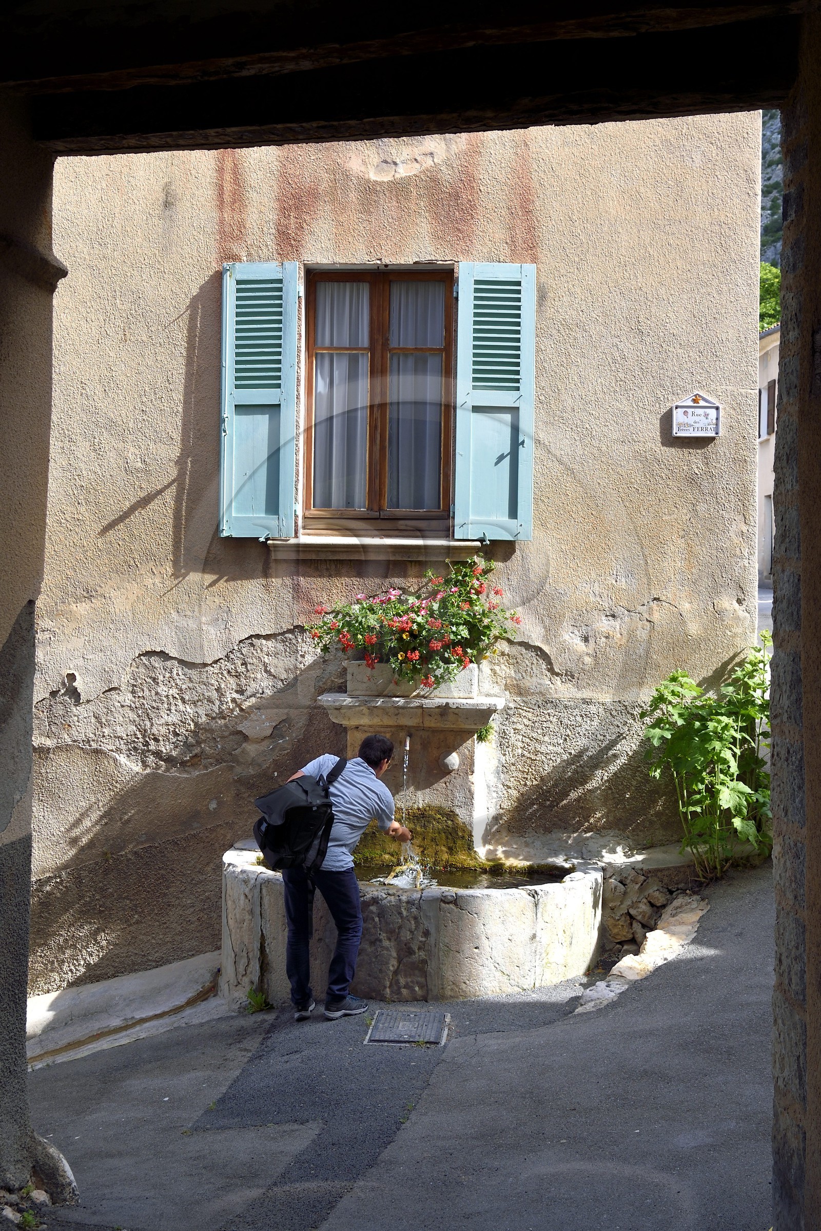 France, Alpes-de-Haute-Provence (04), Parc Naturel Régional du Verdon, Moustiers-Sainte-Marie, labellisé Les Plus Beaux Villages de France, une des nombreuses fontaines du village