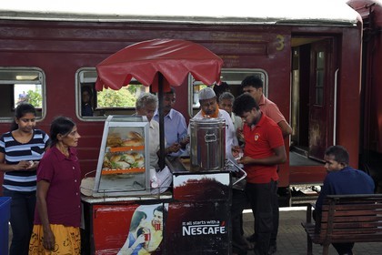 Sri Lanka, Province du Sud, gare de Galle, petite restauration sur le quai