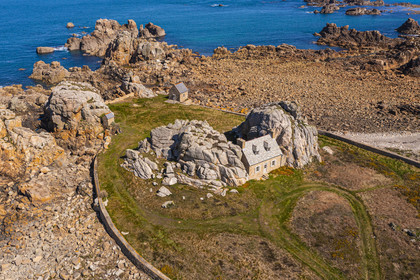 France, Côtes-d'Armor (22), Côte d'Ajoncs, Plougrescant, site du gouffre de Plougrescant, la petite maison de Castel Meur, toute représentation à usage commerciale de cette maison est interdite (vue aérienne)