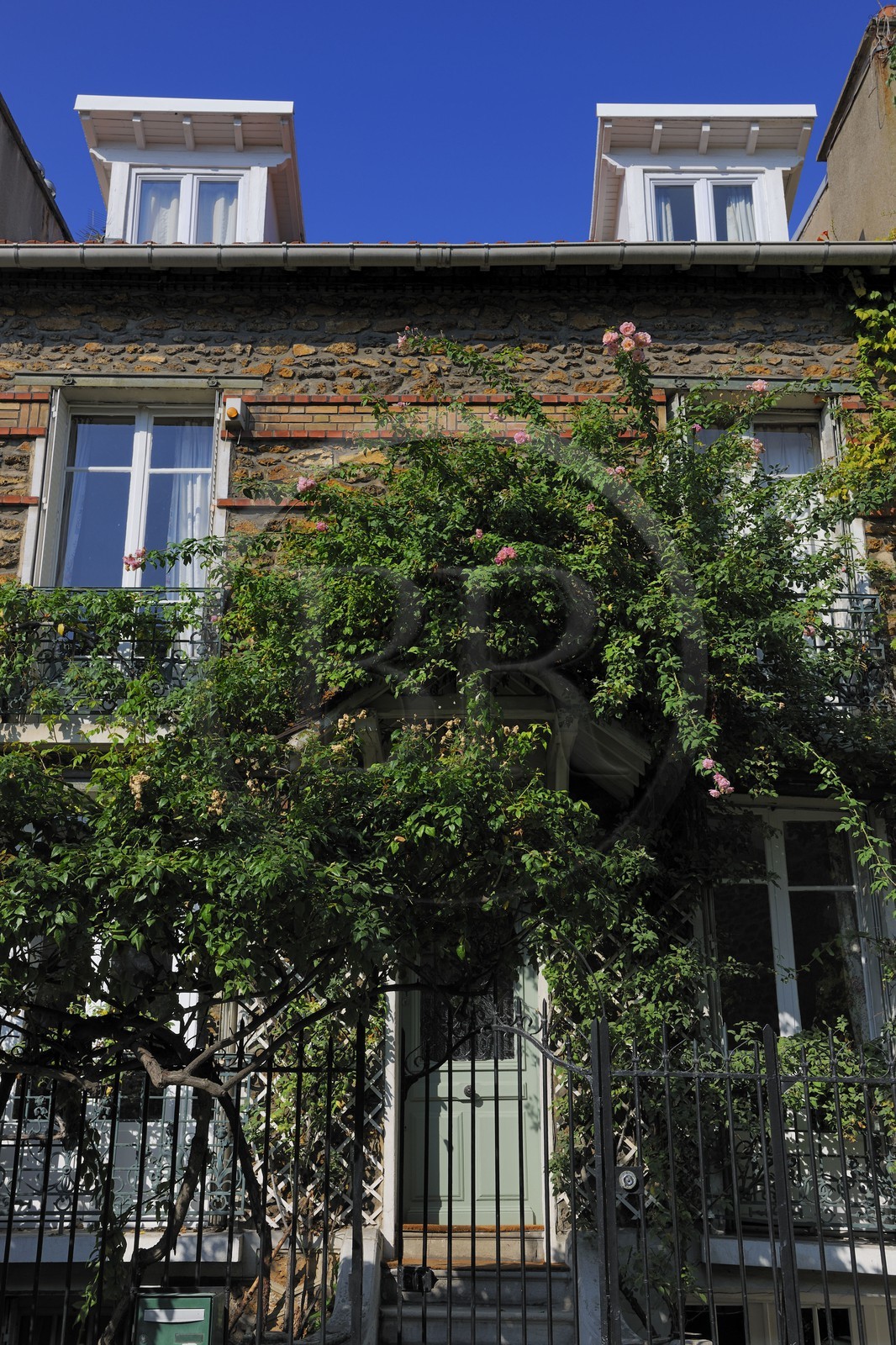 France, Paris (75), 20ème arr, La campagne à Paris maisons avec jardins au coeur de la ville, la maison du film le Petit Nicolas