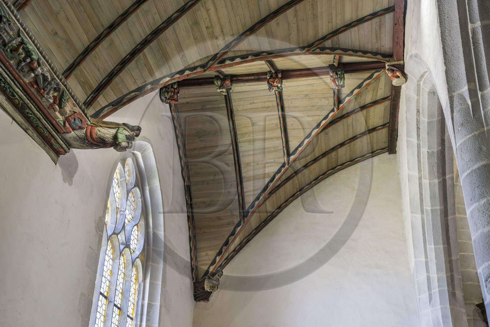 France, Finistère (29), Roscoff, l'église Notre-Dame de Croaz Batz, sculptures peintes en bois sur la sablière décorant la voute