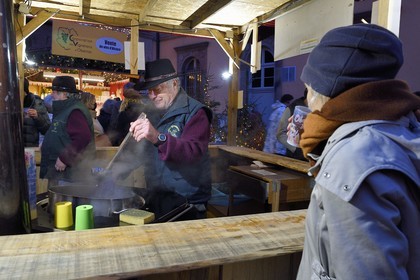 France, Bas-Rhin (67), Obernai, Marché de Noël, vente de vin chaud rouge et blanc