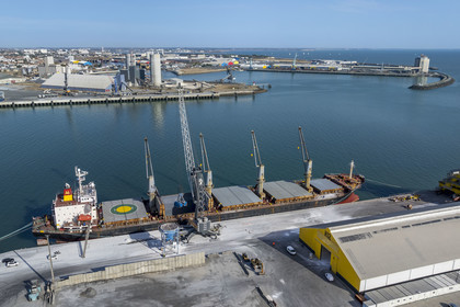 France, Charente-Maritime (17), La Rochelle, le Port Atlantique La Rochelle, port de commerce La Pallice, déchargement d'un cargo sur les quais du mole d'escale (vue aérienne)