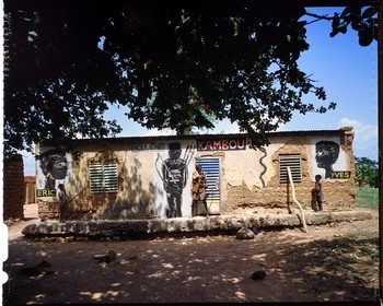 Burkina Faso, province de Poni, pays des Lobi, Loropéni, le vieux Houliene Kambou avec ses petits fils jumeaux, peinture murale de l'artiste Hans Bouman en 1992