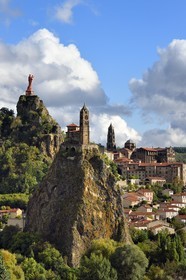 France, Haute-Loire (43), Le Puy-en-Velay, étape classée Patrimoine Mondial de l'UNESCO dans le cadre des chemins de Compostelle, vue sur la ville avec la Chapelle Saint-Michel d'Aiguilhe perchée sur un piton volcanique au premier plan, la statue Notre Dame de France (de 1860) sur le Rocher Corneille surplombant la cathédrale Notre Dame de l'Annonciation du XIIe siècle en arrière plan