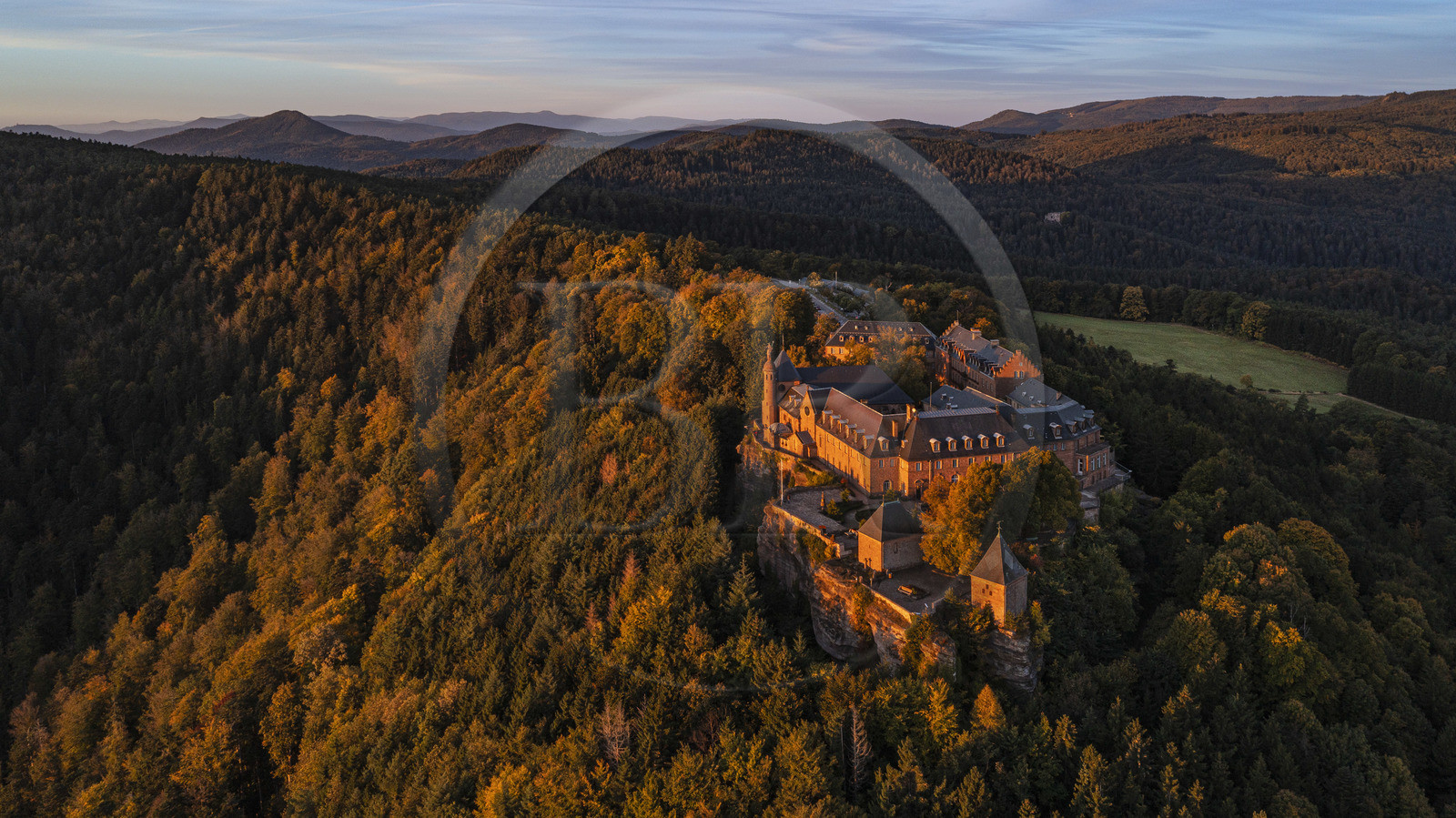 France, Bas-Rhin (67), Mont Saint-Odile, abbaye de Hohenbourg encore appelée couvent du Mont-Sainte-Odile faisant face à la plaine d'Alsace (vue aérienne)