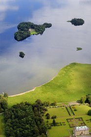 Royaume-Uni, Ecosse, château de Loch Leven situé sur une île au milieu du loch où Marie Stuart fut emprisonnée et dont elle s'évada(vue aérienne)
