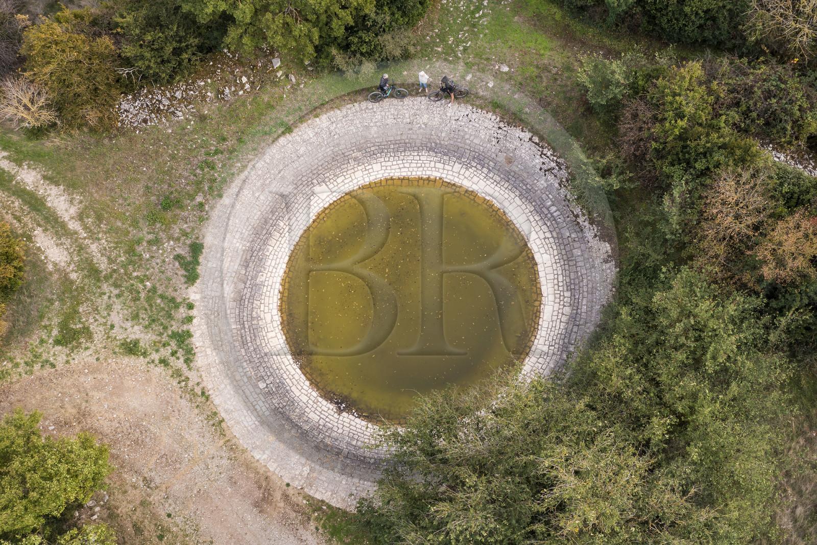 France, Aveyron (12), parc naturel régional des Grands-Causses, Versols-et-Lapeyre, ferme d'Hermilix, une lavogne, excavation naturelle étanchéifiée pour collecter l'eau de pluie et abreuver le bétail (vue aérienne)