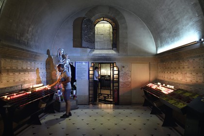 France, Bouches-du-Rhône (13), Marseille, basilique Notre-Dame de la Garde, les fidèles brulent des cierges et des bougies à l'entrée de la crypte