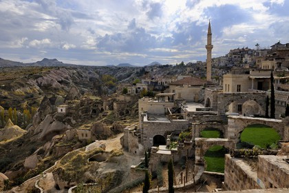 Turquie, Anatolie Centrale, province de Nevsehir, Cappadoce classée Patrimoine Mondial de l'UNESCO, village d' Uçhisar, hôtel troglodytique Argos in Cappadocia au premier plan et la vallée des Piegeonniers (Güvercinlik Vadisi)