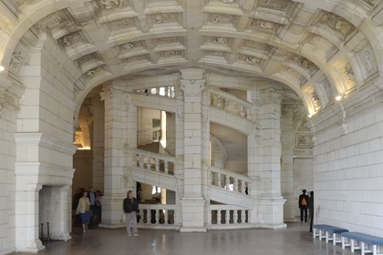 France, Loir et Cher (41), Vallée de la Loire classée Patrimoine Mondial de l' UNESCO, château de Chambord, visite guidée pour enfants en costume devant l'escalier à double révolution attribué à Léonard de Vinci depuis les salles en Croix du deuxième étage