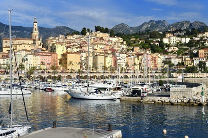 France, Alpes-Maritimes (06), Menton, le port et la vieille ville dominée par la Basilique Saint Michel