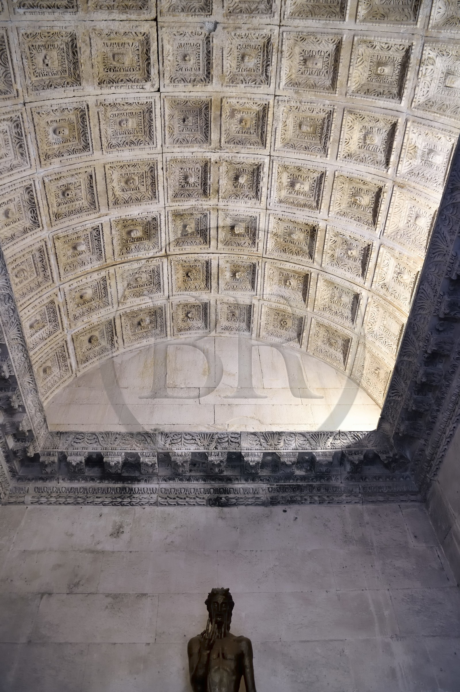 Croatie, Dalmatie, cote dalmate, Split, vieille ville romaine classée Patrimoine Mondial de l'UNESCO, palais de Dioclétien, le temple de Jupiter transformé en baptistère au VIIème siècle, statue de Saint Jean Baptiste par Ivan Mestrovic