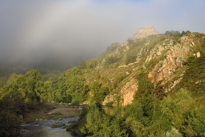 France, Haute-Loire (43), vallée de la Loire, Goudet, ruines du chateau de Beaufort qui surplombent la Loire
