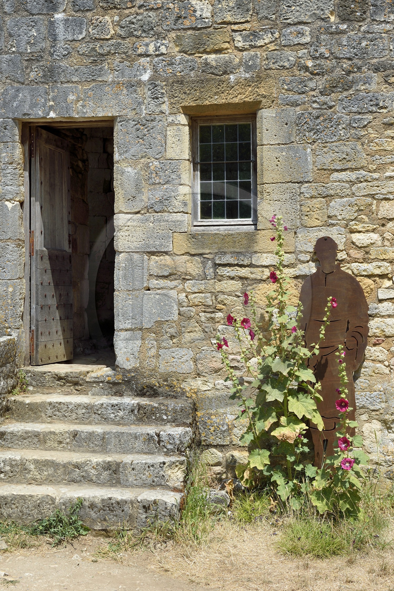 France, Dordogne (24), Périgord Noir, Saint-Amand-de-Coly, labellisé Les Plus Beaux Villages de France, l'abbaye de Saint-Amand-de-Coly, silhouette d'un moine de la visite audio-guidée