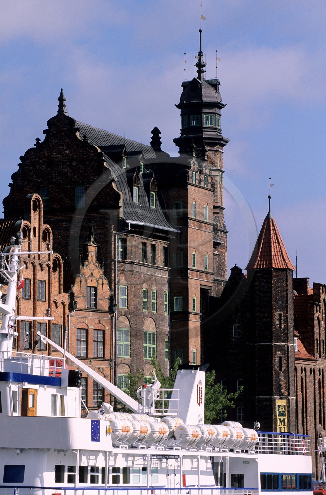 Poland, Eastern Pomerania, Gdansk, the Crane on the Long Quay (Dlugie Pobrzeze) in the old harbour