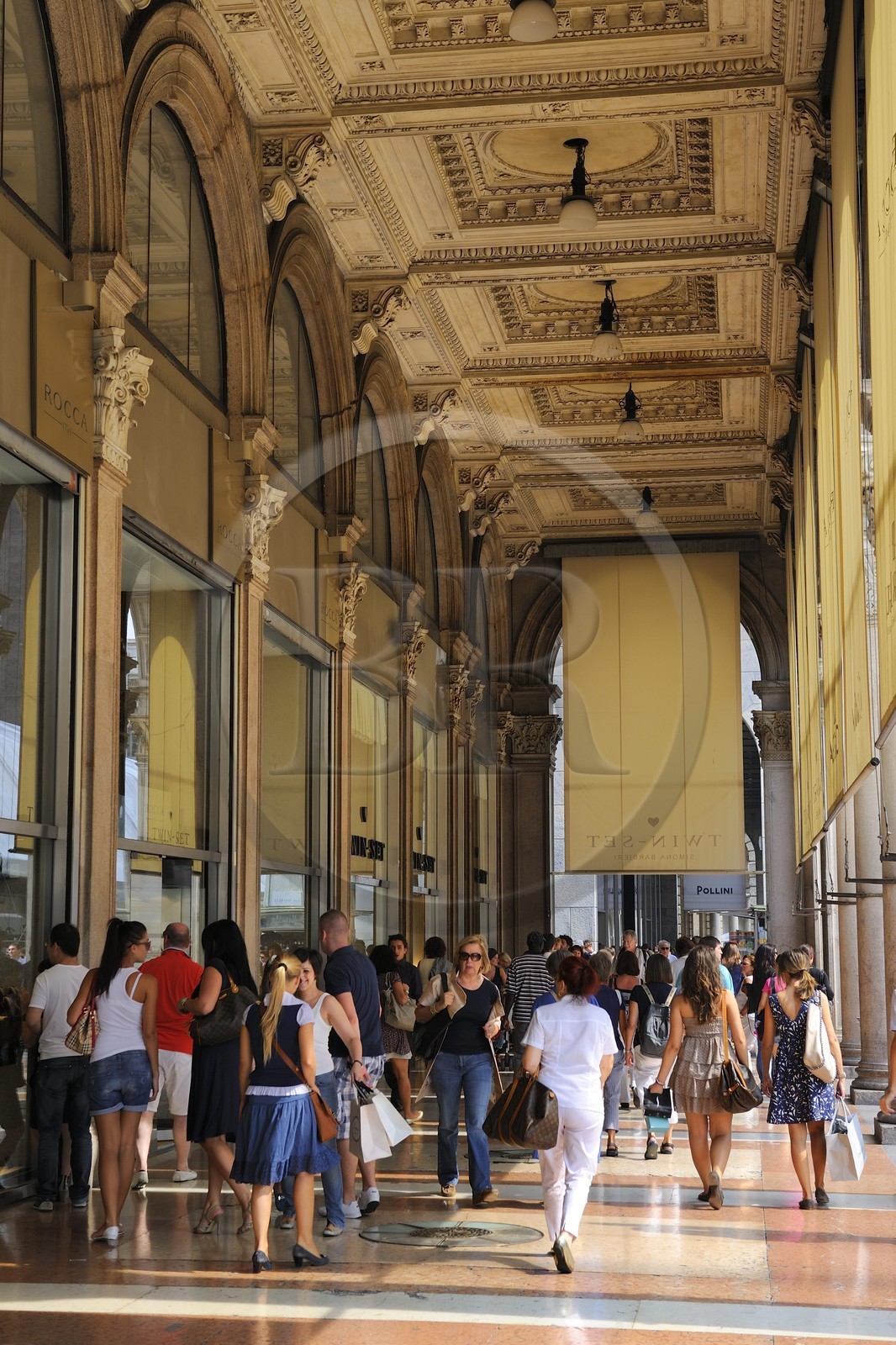 Italie, Lombardie, Milan, Piazza del Duomo, galerie commercante sous les arcades