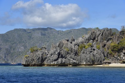 Philippines, Calamian Islands dans le nord de Palawan, Coron Island Natural Biotic Area, plage au pied des murs géants des falaises de calcaire