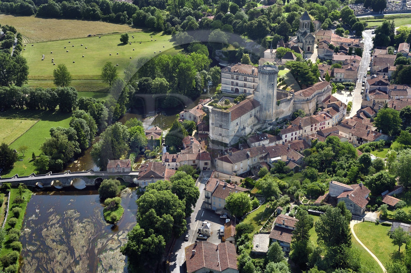 France, Dordogne (24), Périgord Vert, Bourdeilles, le chateau dominant le village et la Dronne (vue aérienne)