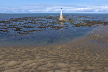 France, Gironde (33), le Verdon-sur-Mer, plateau rocheux de Cordouan à marée basse, phare de Cordouan, classé Patrimoine Mondial de l'UNESCO (vue aérienne)