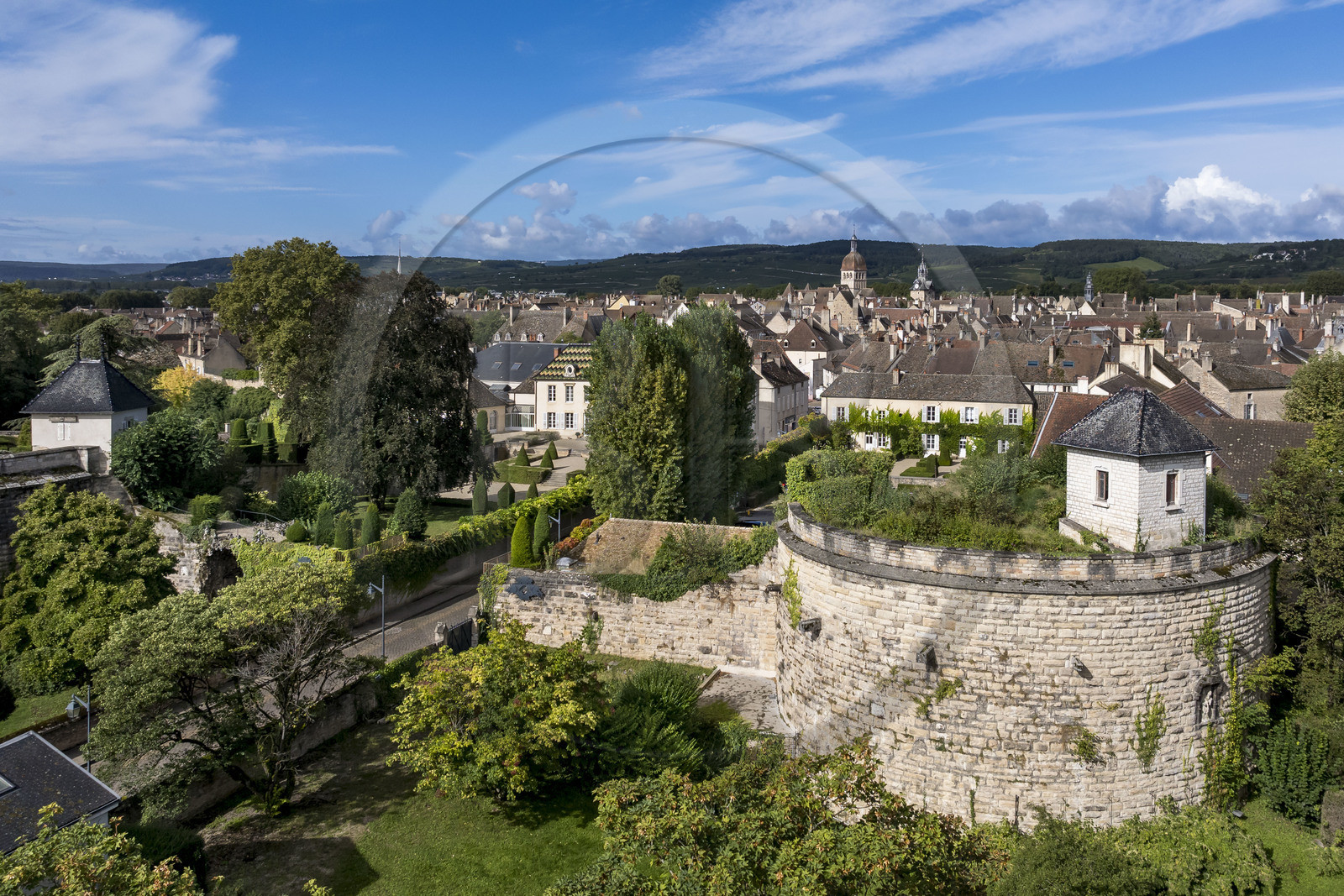 France, Côte-d'Or (21), les climats de Bourgogne classés Patrimoine Mondial de l'UNESCO, Beaune, une des deux tours vestiges du chateau de Beaune (début XVIe siècle) sur les remparts à l'Est, les vignobles de la Côte de Beaune en arrière plan (vue aérienne)
