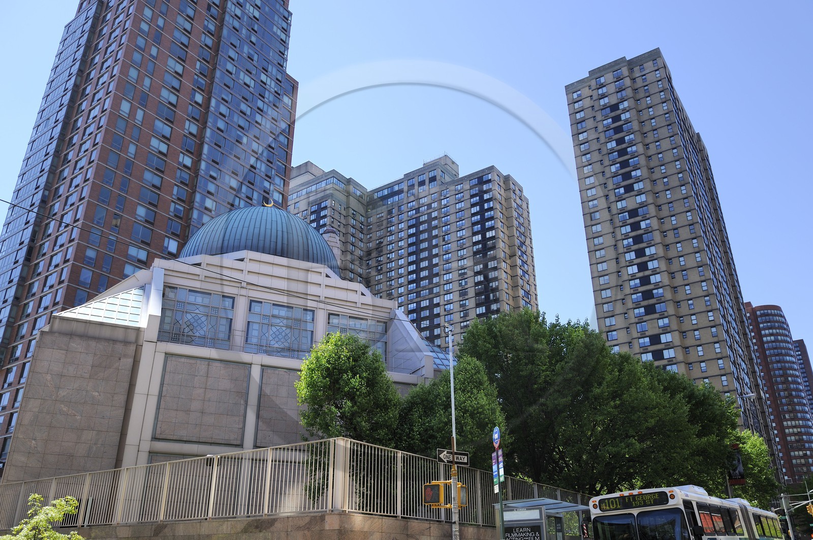 Etats-Unis, New York, Manhattan, Upper East side, la New York Mosque (Islamic Cultural Center) est le plus grand lieu de culte Musulman de la ville caractérisée par son style architectural moderne et son orientation en diagonale vers La Mecque, elle est située sur la 3ème Avenue entre la 96ème Rue et la 97ème Rue