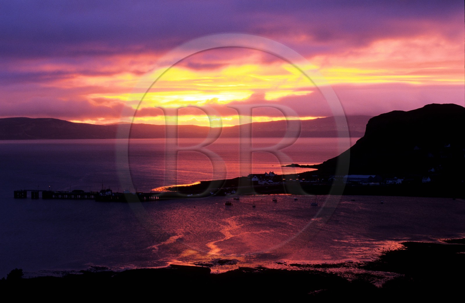 Royaume-Uni, Ecosse, région des Highlands, les Hébrides, île de Skye, Baie et port de Uig au coucher de soleil