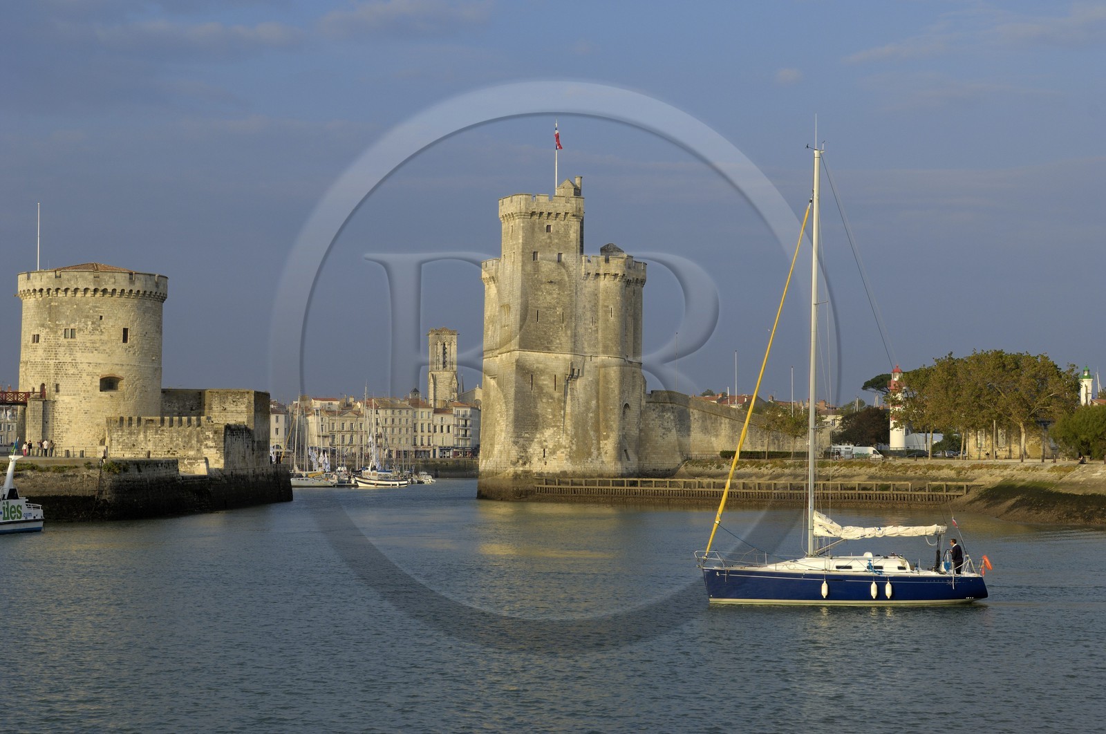 France, Charente-Maritime (17), La Rochelle, la Tour de la Chaine (à gauche) et la Tour Saint-Nicolas protégent l'entrée du Vieux Port