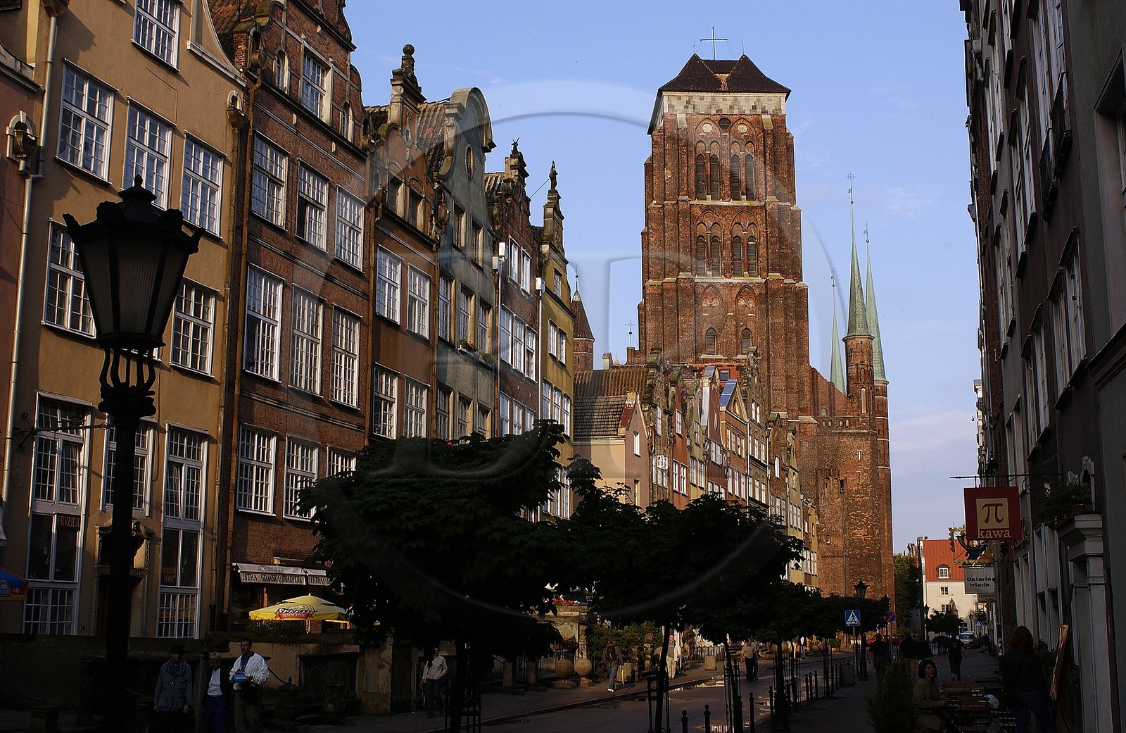 Pologne, Poméranie Orientale, Gdansk, la rue Piwna et l' église Sainte-Marie