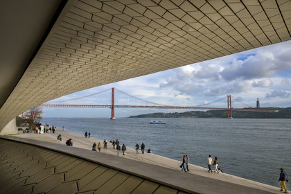 Portugal, Lisbonne, quartier de Belem, MAAT (Musée d'Art, Architecture et Technologie ou Museu de Arte, Arquitetura e Tecnologia) sur les bords du Tage, inauguré en 2016 et conçu par l'architecte britannique Amanda Levete, le pont Ponte 25 de Abril en arrière plan