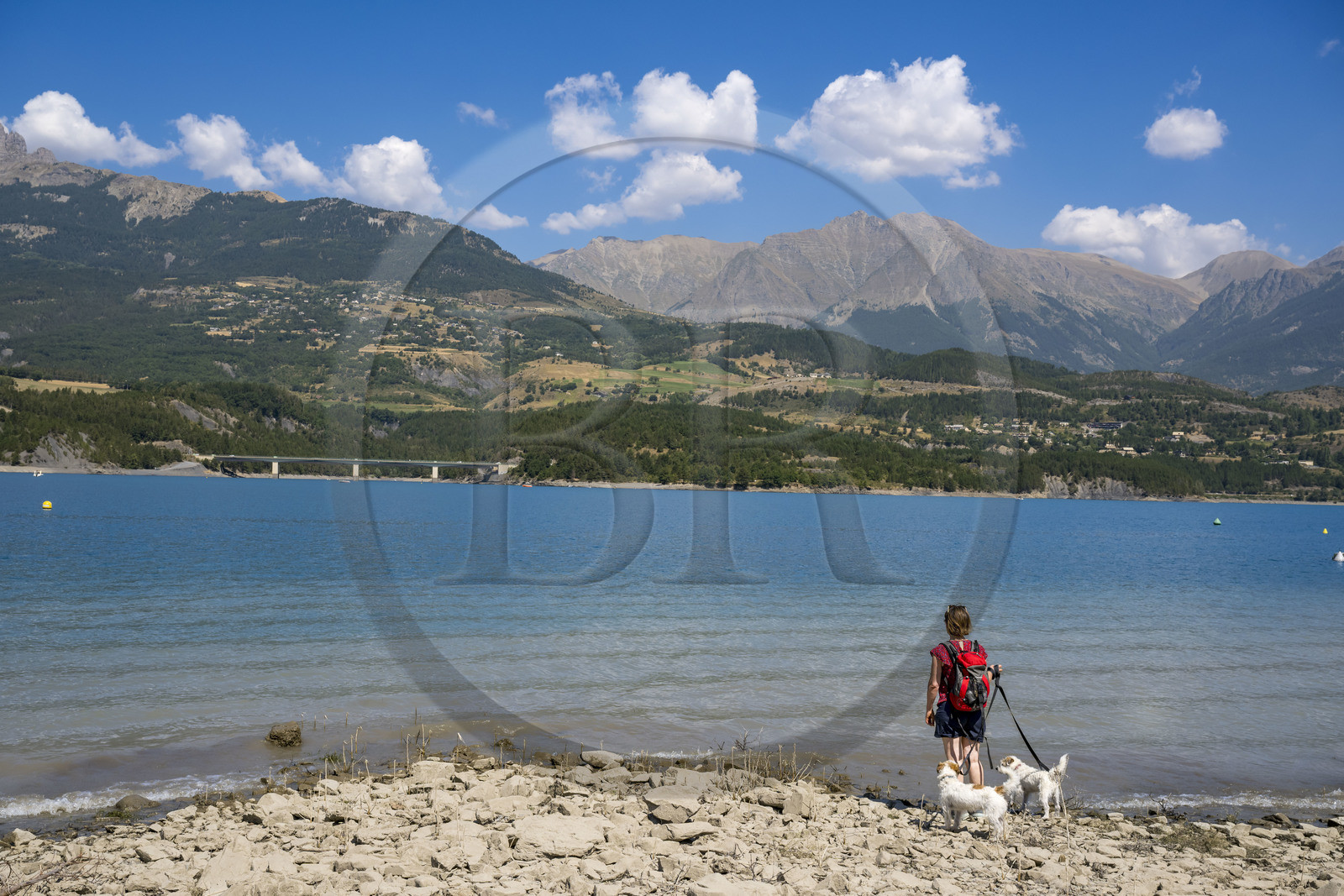 France, Hautes Alpes (05), Savines-le-Lac, lac de Serre Ponçon et la rive Nord
