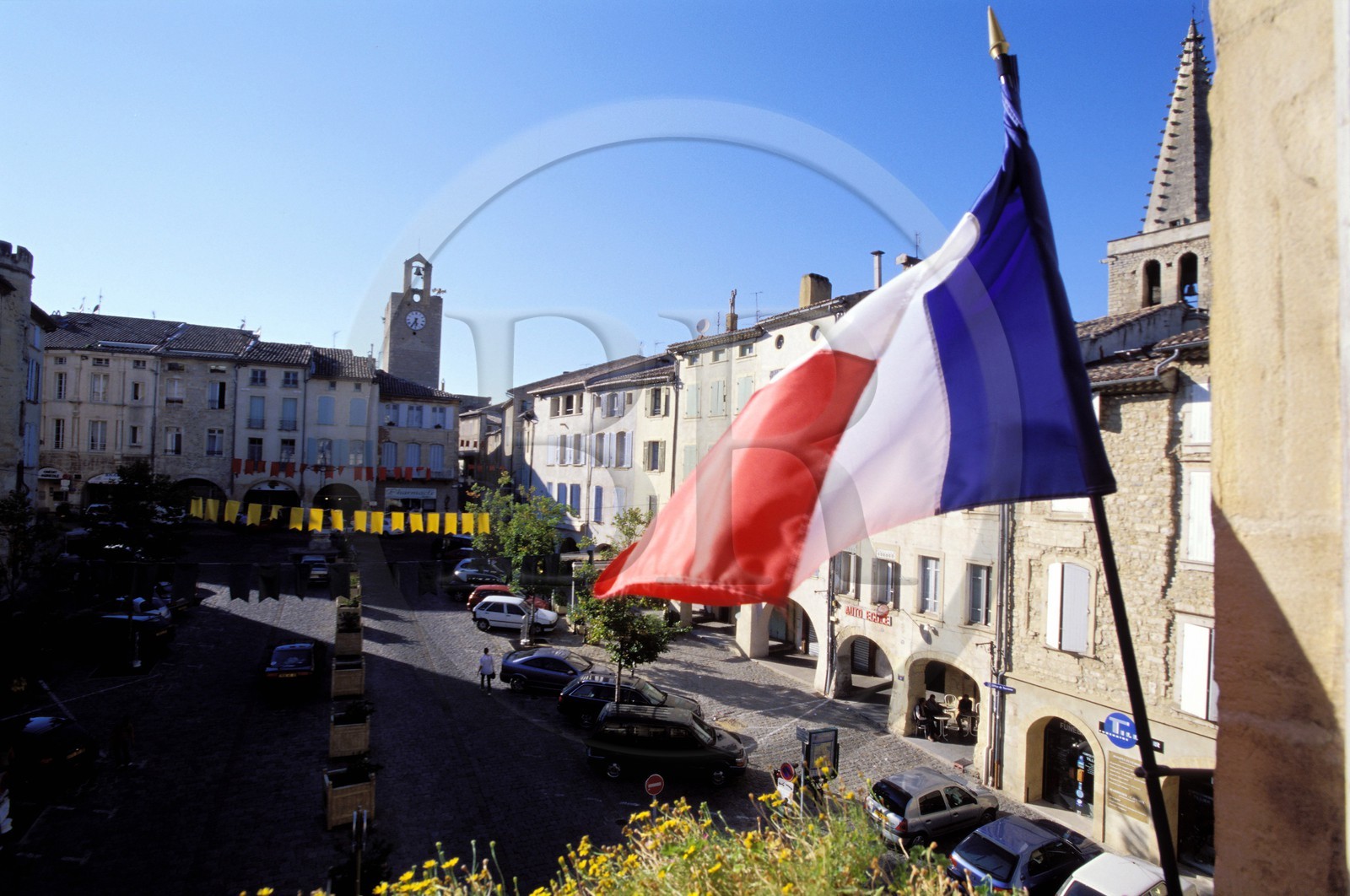 France, Gard (30), Bagnols-sur-Cèze, la place Mallet devant la Mairie