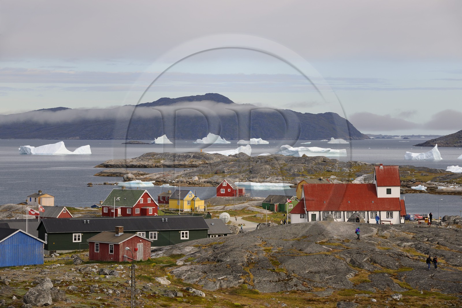 Groenland, ville de Nanortalik au sud du pays et icebergs dans la baie