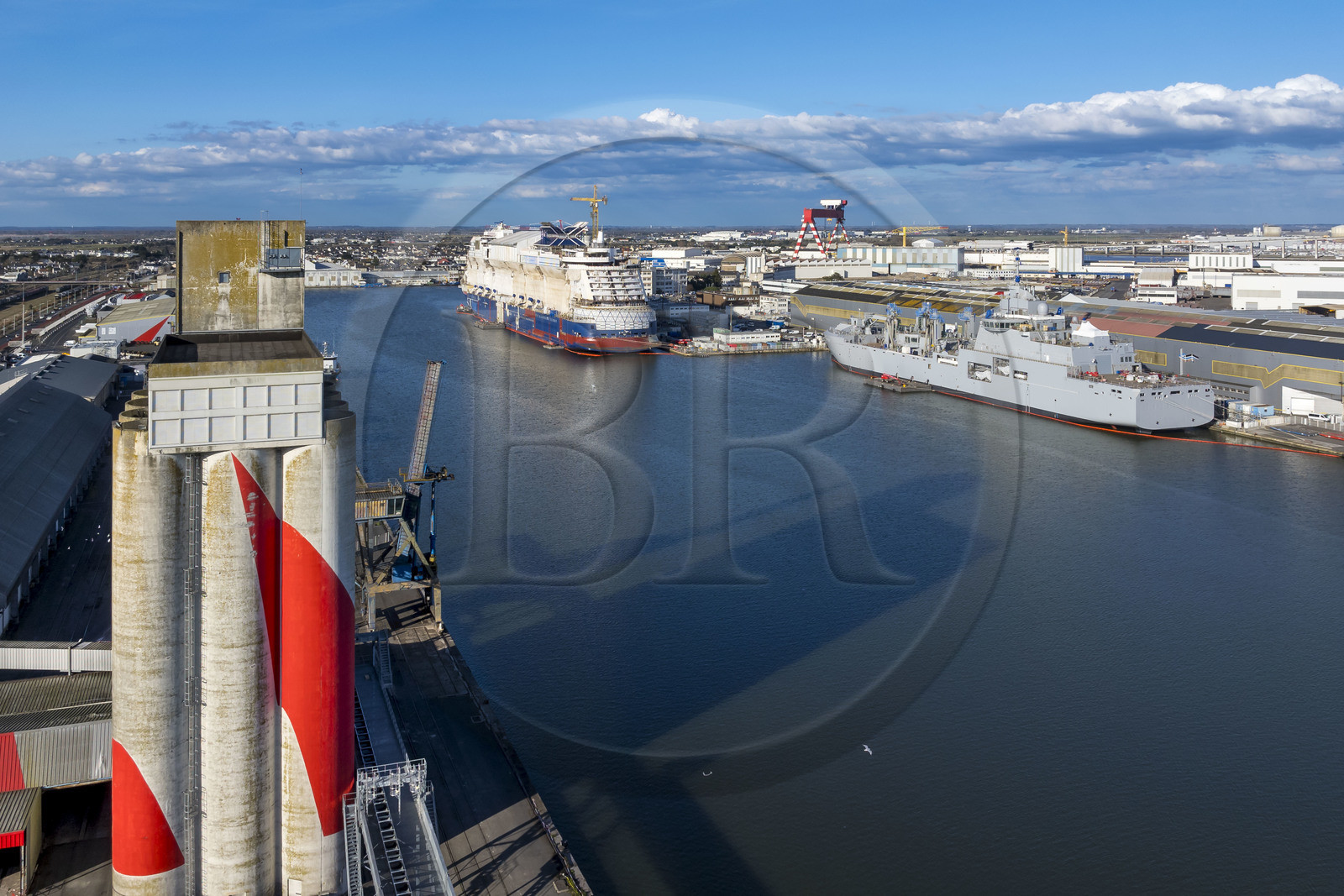 France, Loire-Atlantique (44), Saint-Nazaire, le bassin à flot de Penhoët et chantier naval d'un bateau de croisière (vue aérienne)